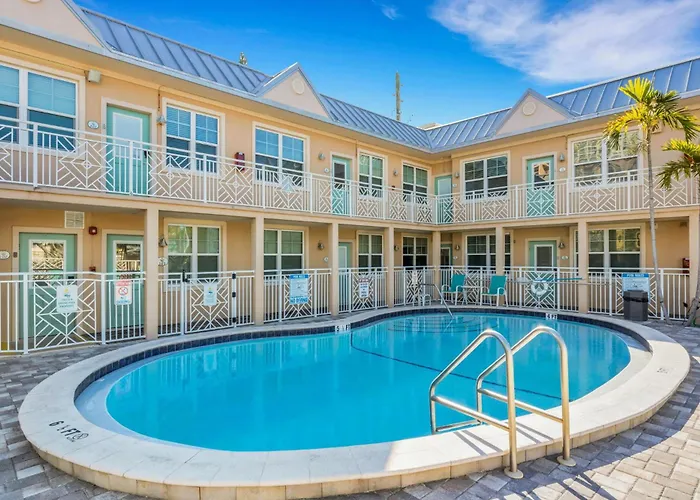 Condo, Heated Pool, Steps To Sand, Clearwater 205 *