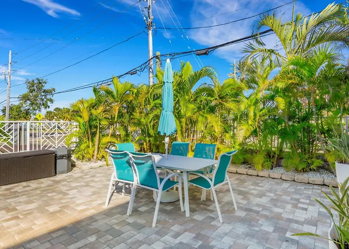 Condo, Heated Pool, Steps To Sand, Clearwater 205 *